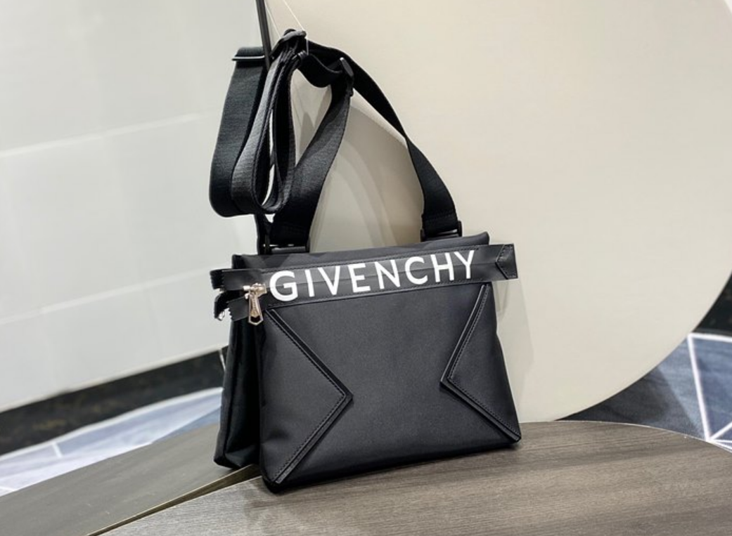 지방시 GIVENCHY 메신저백