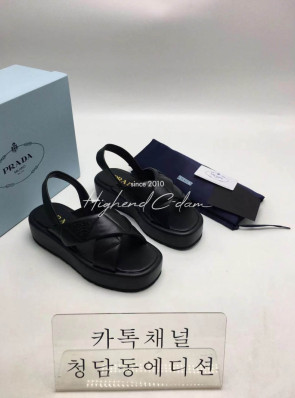 프라다 퀄팅 레더 크로스 스트랩 플랫폼 샌들