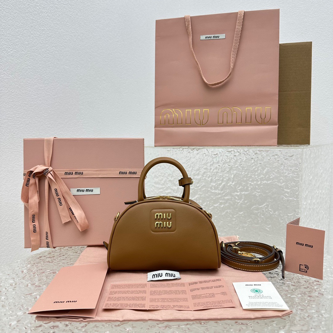 미우미우 23SS MIU MIU 가죽 탑핸들 백