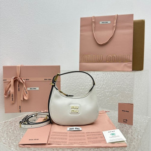 미우미우 23SS MIU MIU 가죽 호보백