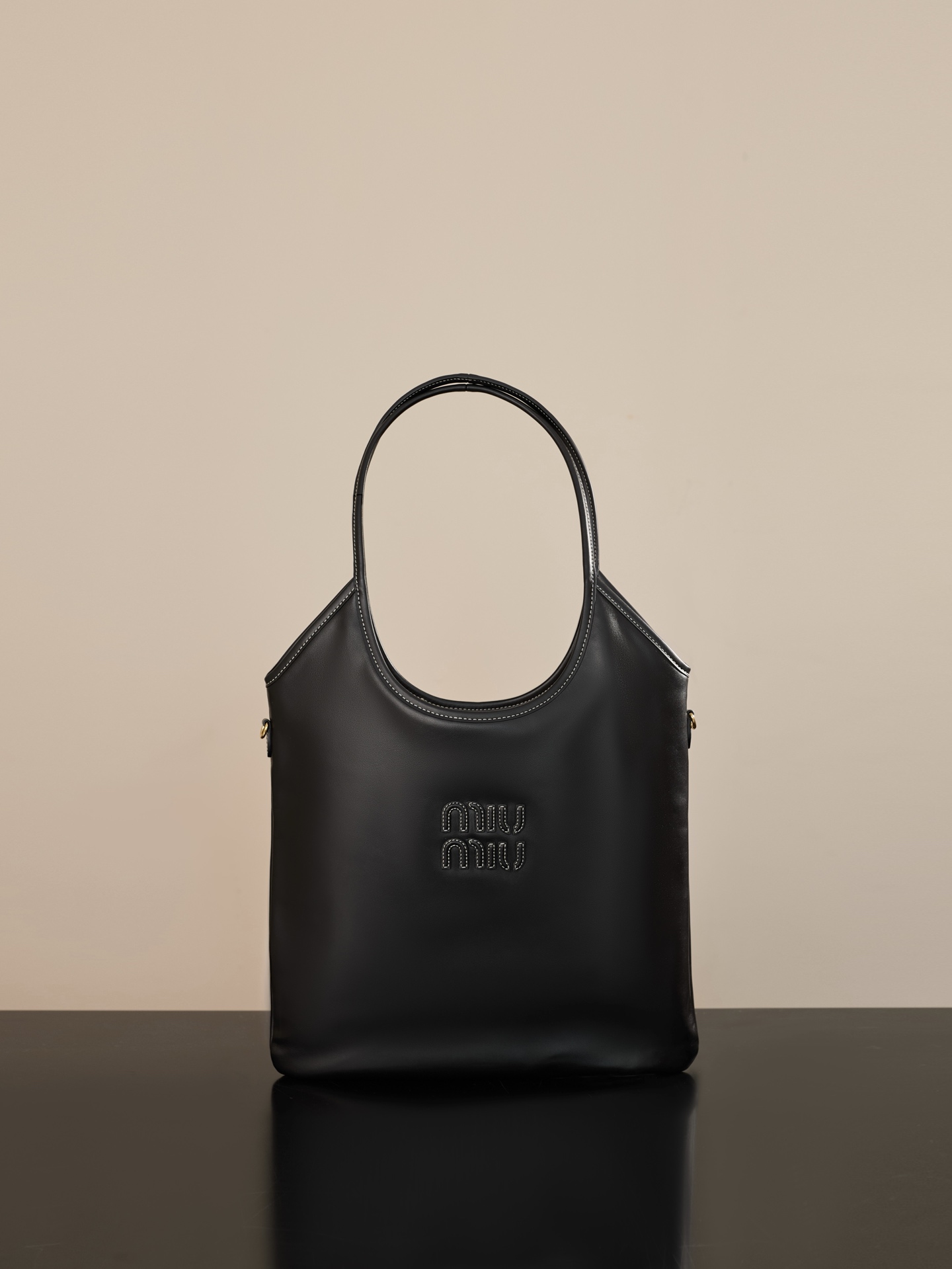 미우미우 23FW MIU MIU 아이비 가죽백 (컬러 블랙)